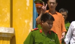 Hài hước tội phạm tạo dáng giữa tòa khi bị chụp hình