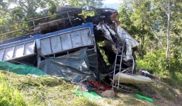 Xe tải mất lái lao xuống vực, 2 người tử vong