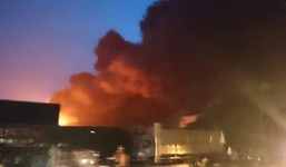 Cháy lớn tại kho chứa mút xốp ở Hưng Yên, dân hoảng hốt sơ tán