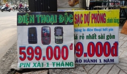 Điện thoại pin xài một tháng giá 600.000 bán ở lề đường
