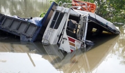 Xe tải lao đầu xuống kênh, tài xế đạp cửa thoát ra ngoài