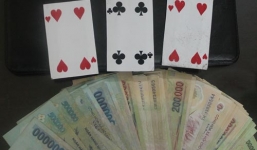 Bắt nhóm 'thần bài' dàn cảnh đỏ đen trên xe khách