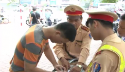 Cưỡi SH đục số, giấu đầy ma túy gặp ngay 141