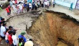 Cảnh sát gác quanh “hố tử thần” 24/24 đảm bảo an toàn cho dân