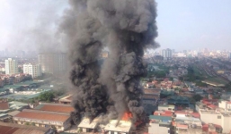 Hà Nội: Xưởng gỗ cháy lớn, khói đen bốc cao hàng trăm mét