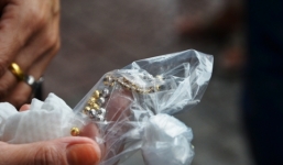 Hàng chục người nhặt vàng giúp cô gái bị giật dây chuyền ở Sài Gòn