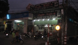 Bị côn đồ hành hung, 2 người nhập viện