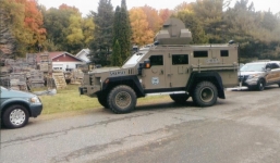 Điều xe thiết giáp, cảnh sát vũ trang đến đòi nợ cụ ông 75 tuổi