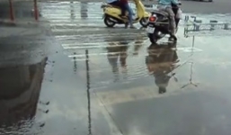 TP. HCM: Vỡ đường ống nước 2 ngày chưa khắc phục