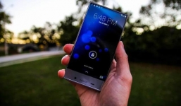 Sharp Aquos Crystal: Smartphone không viền màn hình