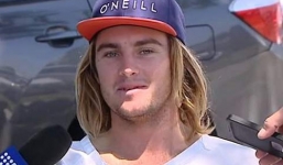 Suýt bỏ mạng vì vô ý dẫm lên đầu cá mập khi đang lướt sóng