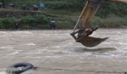 Khoảnh khắc máy xúc cứu thoát người đàn ông mắc kẹt giữa lòng lũ dữ