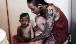 Ông bố xăm trổ chăm con khiến dân mạng xúc động