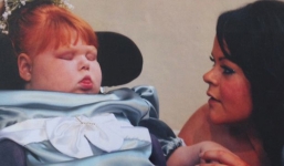 Người mẹ đau đớn xin cho con gái 12 tuổi được chết