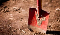 Bé gái sơ sinh dị tật bị bố đẻ chôn sống