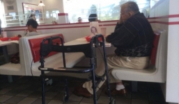 Bức ảnh ông lão ăn tối cùng di ảnh vợ lay động hàng triệu trái tim