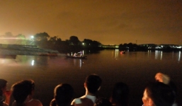 Bơi ra hồ vớt bóng, nam sinh mất tích dưới lòng hồ