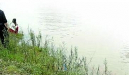 Bạn gái cũ và mới cùng nhảy sông thử lòng chàng trai, một cô thiệt mạng