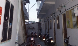 Đôi nam nữ khiêng xác nam thanh niên lên taxi rồi bỏ chạy