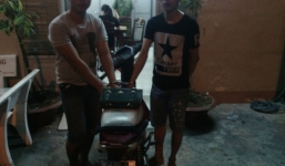 Bị truy đuổi, 2 tên cướp ném mũ bảo hiểm vào công an