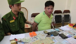 Vờ mua dây chuyền tặng vợ, cướp vàng bỏ túi rồi tẩu thoát