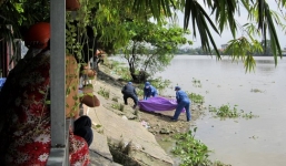 Phát hiện thi thể bán khỏa thân trôi sông Sài Gòn