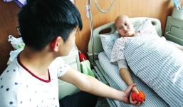 Cầu hôn bạn gái ung thư giai đoạn cuối ngay trên giường bệnh