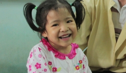 Nụ cười như thiên thần của bé gái người Dao mắc bệnh tim 