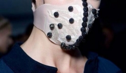 Trung Quốc phát minh khẩu trang chống bụi sành điệu