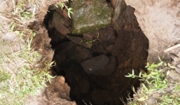 Đất sụt lún bất ngờ, 14 hộ dân phải di dời khẩn cấp