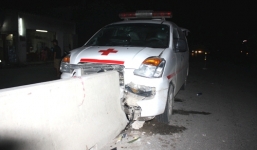 Tránh xe tải, xe cứu thương đâm vào dải phân cách, 6 người thoát chết