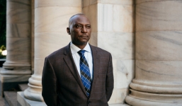 Bỗng dưng mất việc sau khi đi chung thang máy với Tổng thống Obama