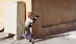 Chiến binh nhí 5 tuổi của IS tập bắn súng lục ngay giữa phố Syria