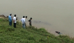 Bản tin 113 – chiều 4/11: Phát hiện thi thể ở bờ sông sau nhà…