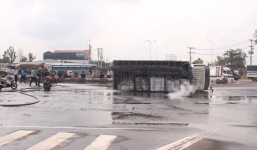 5.000 lít axit đổ lênh láng ra đường khiến giao thông ùn tắc