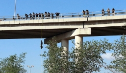 Mặc IS treo mình huấn luyện giữa cầu, người dân Mosul vẫn bình thản qua lại