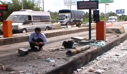 Xe khách đâm sập cabin; xe tải lao thẳng vào quán cơm