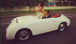 Vợ chồng Tăng Thanh Hà khoe xế xịn tiền tỉ kỉ niệm 2 năm ngày cưới