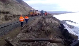 Nga: Tàu hỏa trật đường ray, lao xuống biển, 18 người thương vong