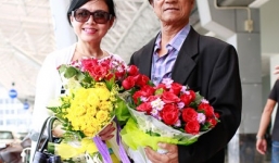 Vợ 4 của Chế Linh trẻ trung cùng chồng về nước