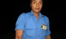 Một thanh tra giao thông bị hất tung lên nắp capo, đe dọa tính mạng