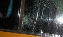 Ném đá xe khách… cho vui