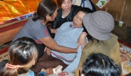 Người mẹ ngất lịm bên thi thể con trai bị bạn học đâm tử vong