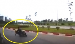 Đang ôm cua, 2 thanh niên ngã ngay trước mũi xe ô tô