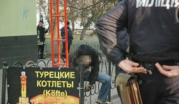 Người đàn ông chui đầu vào hàng rào sắt, bẻ cổ tự tử giữa phố