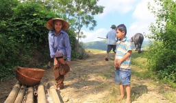 Clip: Nơi dân làng phải thay 3 quần khi đi chợ