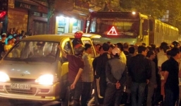 Dừng đèn đỏ, 2 thanh niên bị container đâm chết