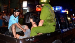 Cảnh sát nổ súng bắt thanh niên “điên loạn” cố thủ trên nóc nhà