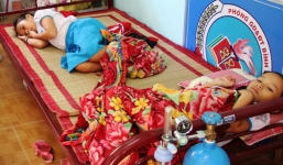 Thêm nhiều học sinh buồn nôn, khó thở sau khi tiêm vắcxin sởi, rubella