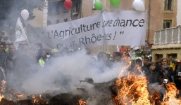 Nông dân Pháp mang hàng trăm tấn phân đi biểu tình